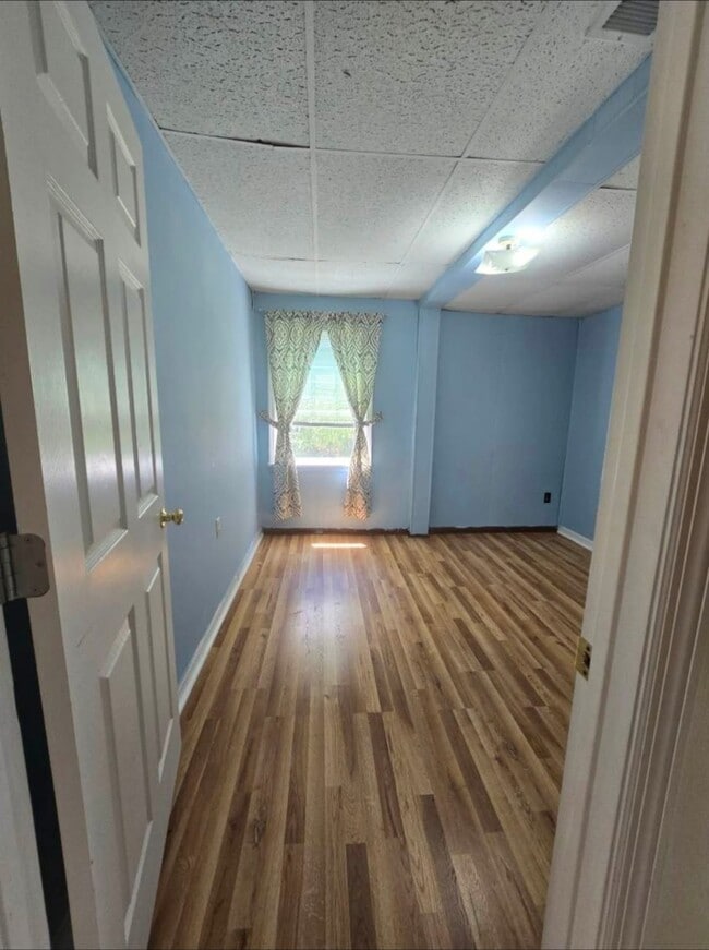 Building Photo - 215 S Main St