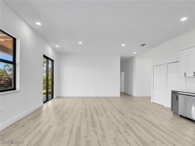 Building Photo - 633 Cane St E