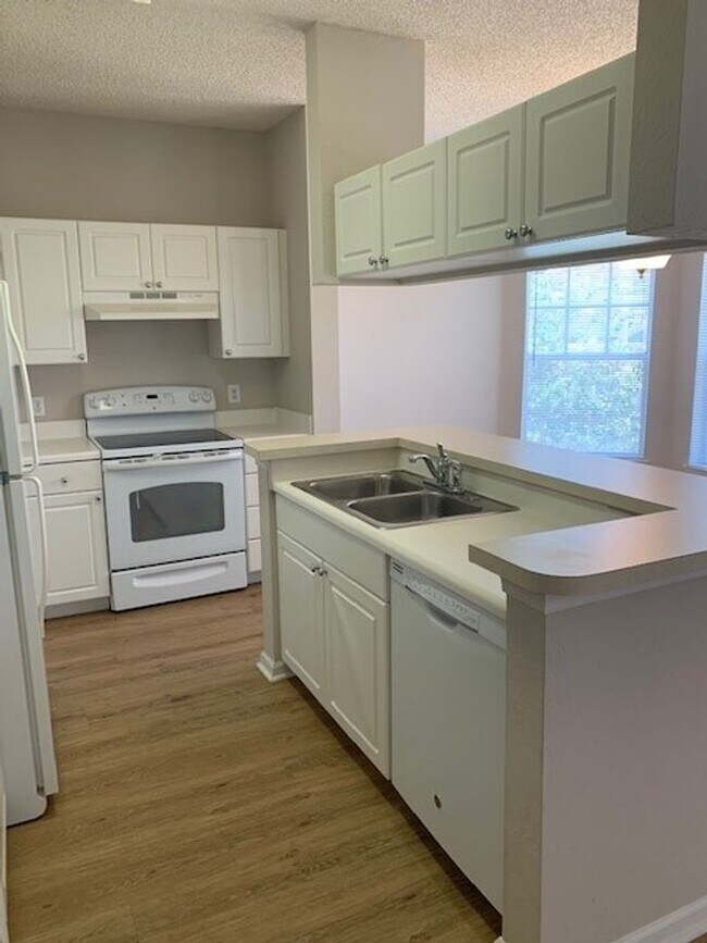 Building Photo - 2/2, 2nd floor unit in gated, Sanford community