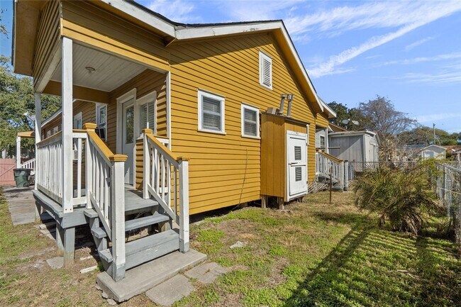 Building Photo - Cozy 1-bedroom 1-batn duplex on Galveston Island