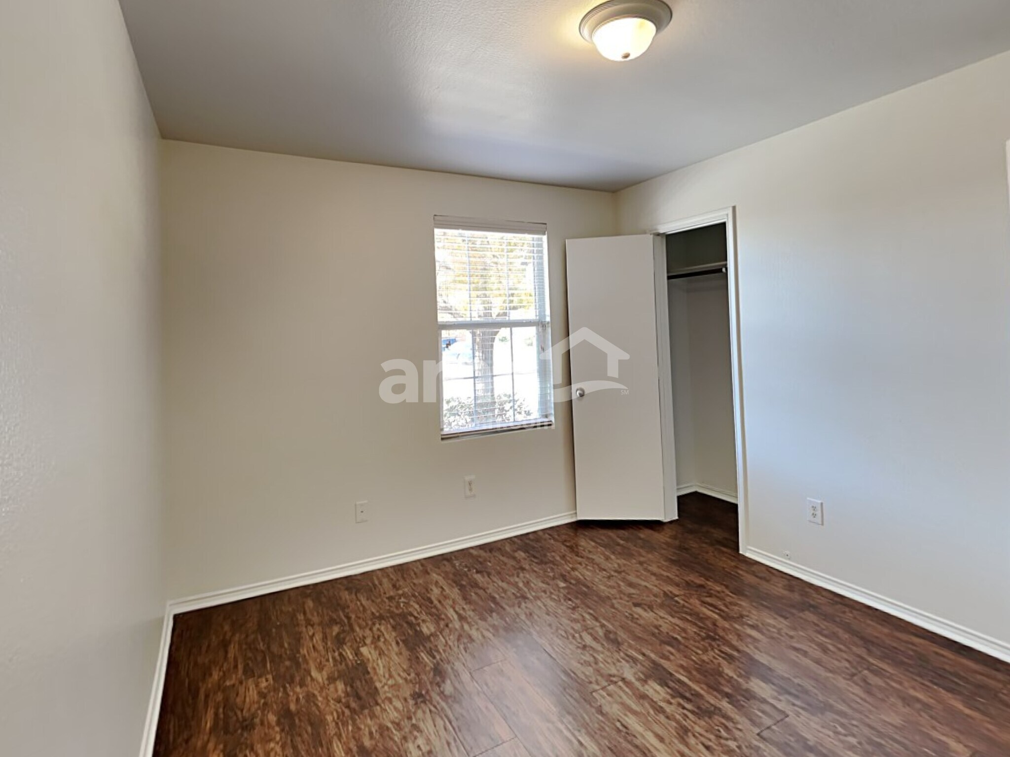 Building Photo - 742 Mission Ln