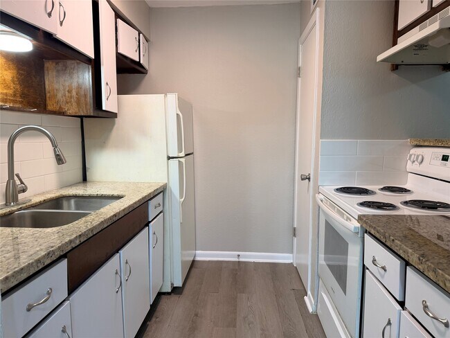 Building Photo - 2101 6th Ave N