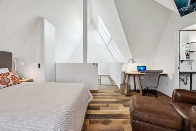 Building Photo - 10 Anchor St