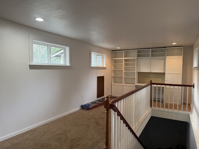 Building Photo - 1310 SE Fireweed Rd