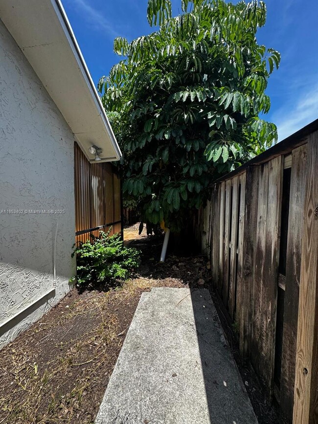Building Photo - 20605 NE 9th Ct