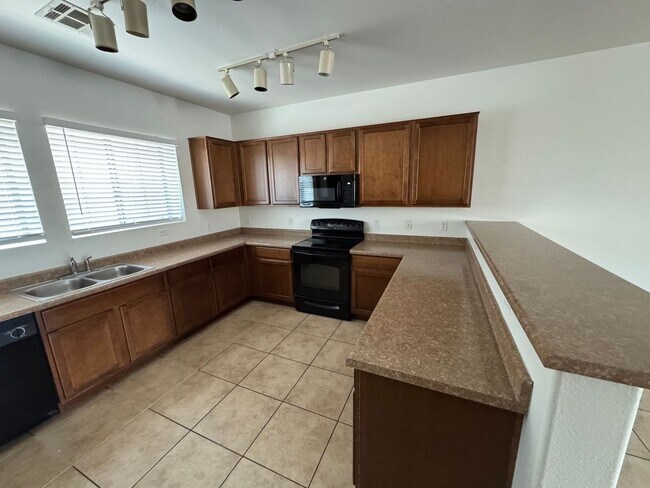 Building Photo - 4 Bedroom - 3.5 Bath Townhome in Gilbert