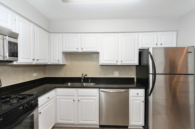 Building Photo - 677 S River Rd