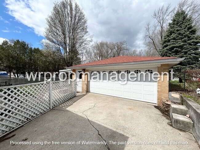 Building Photo - 2338 Bodette Ave