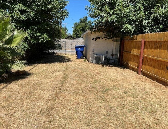 Building Photo - One-bedroom, one-bathroom apartment locate...