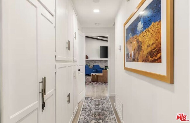 Building Photo - 5700 Vanalden Ave