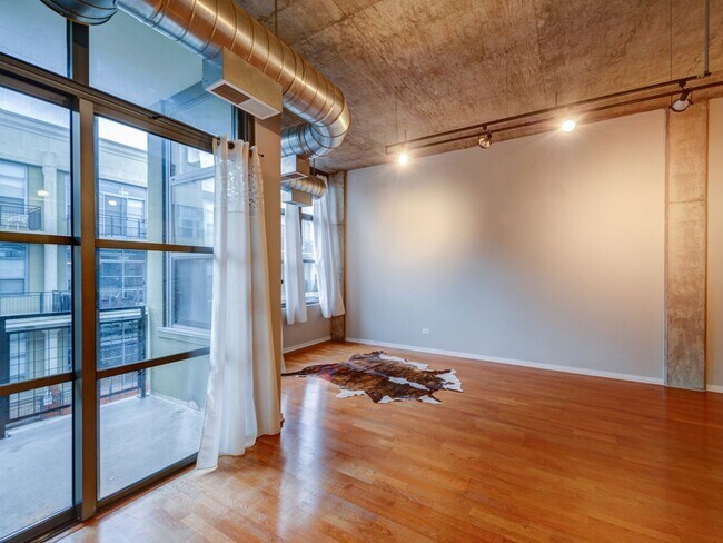 Building Photo - 900 N Kingsbury St