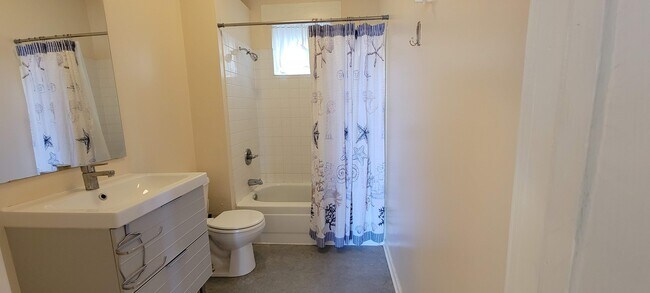 Bathroom w/ Tub & Shower - 1824 Summit St