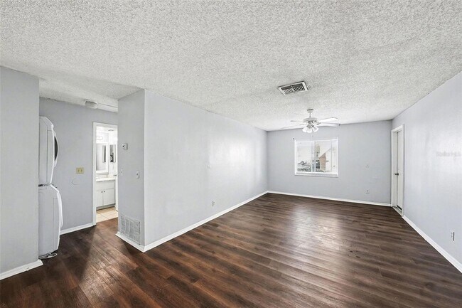 Building Photo - 550 Golden Raintree Pl