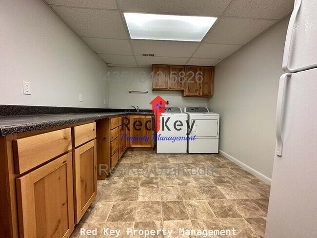 Building Photo - Country Club Dr. Single Family Home