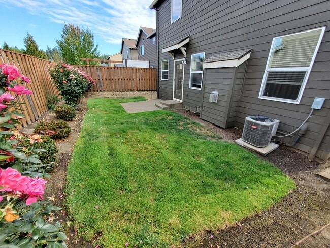 Building Photo - Dog Friendly 4 Bed, 3 Bath Home in North Albany!