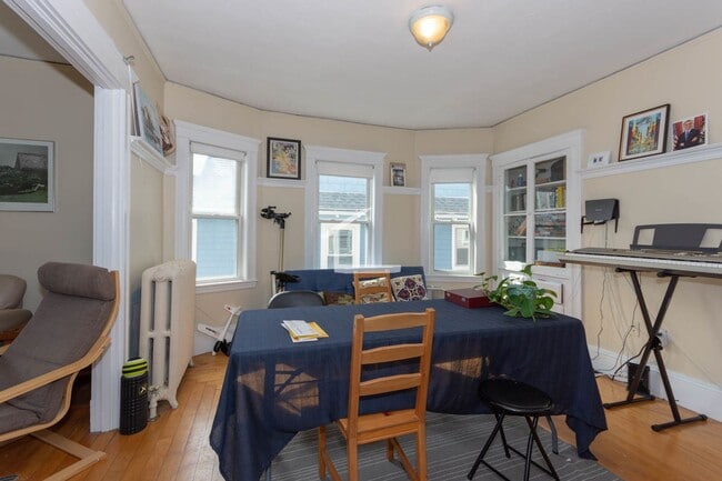 Building Photo - Brighton 3 Bedroom Available 9/1