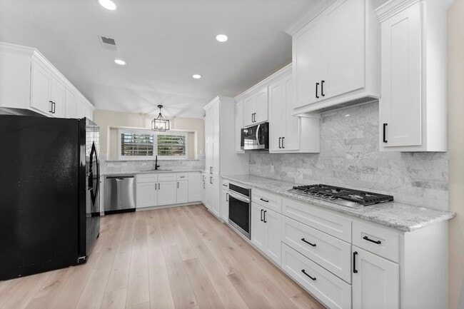 Building Photo - 28814 Holly Hill Dr