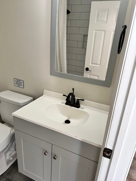 Building Photo - 8130 W Amelia Ave