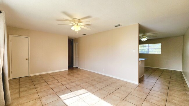 Building Photo - $500 bonus & Cozy 3 bed/1 bath home with s...