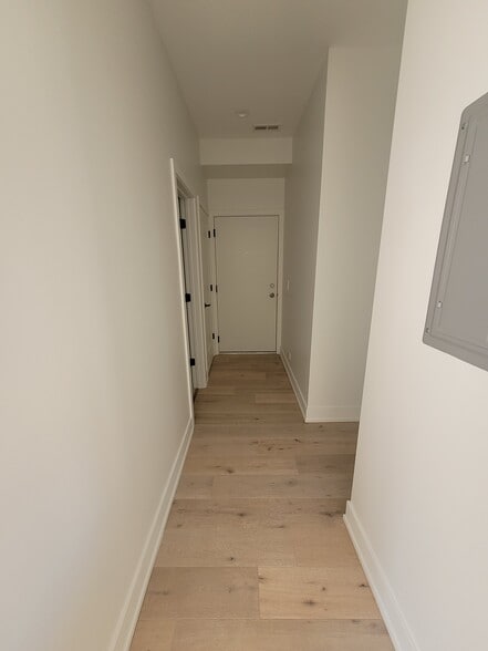 Building Photo - 1334 W Bryn Mawr Ave