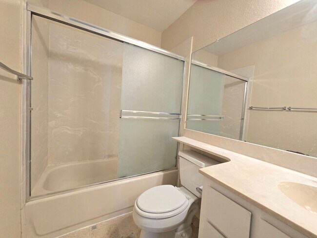 Building Photo - Large 4 bed/2.5 bath home with vaulted cei...