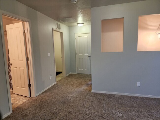 Building Photo - Beautiful 3 bedroom, 2.5 bathroom home with loft  in West Boise. Great floor plan that has everyt...