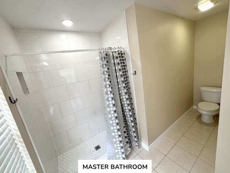 Masters walk in shower - 4045 Pemberly Pines Cir