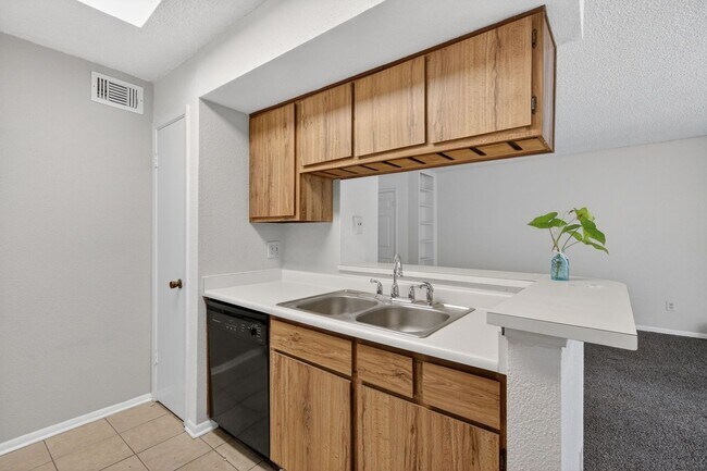 Building Photo - Charming 1BR Condo in Houston