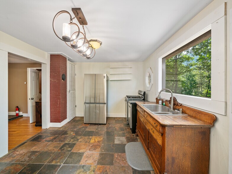 Building Photo - 1896 Highway 80 S