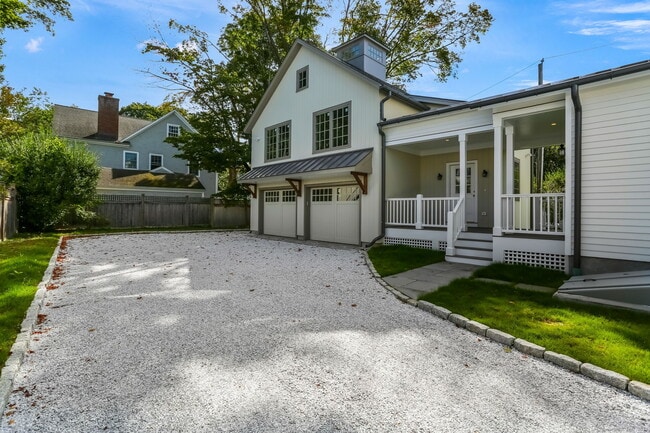 Building Photo - 134 Rowayton Ave