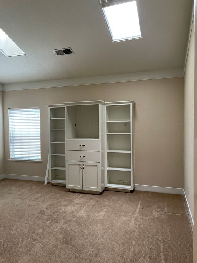 Building Photo - I STREET/22ND CORNER