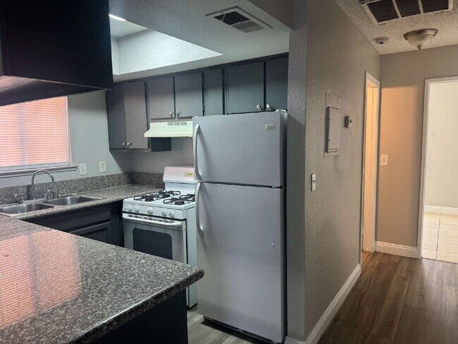 Primary Photo - Spacious 2 Bed, 2 Bath Unit – Great Location!