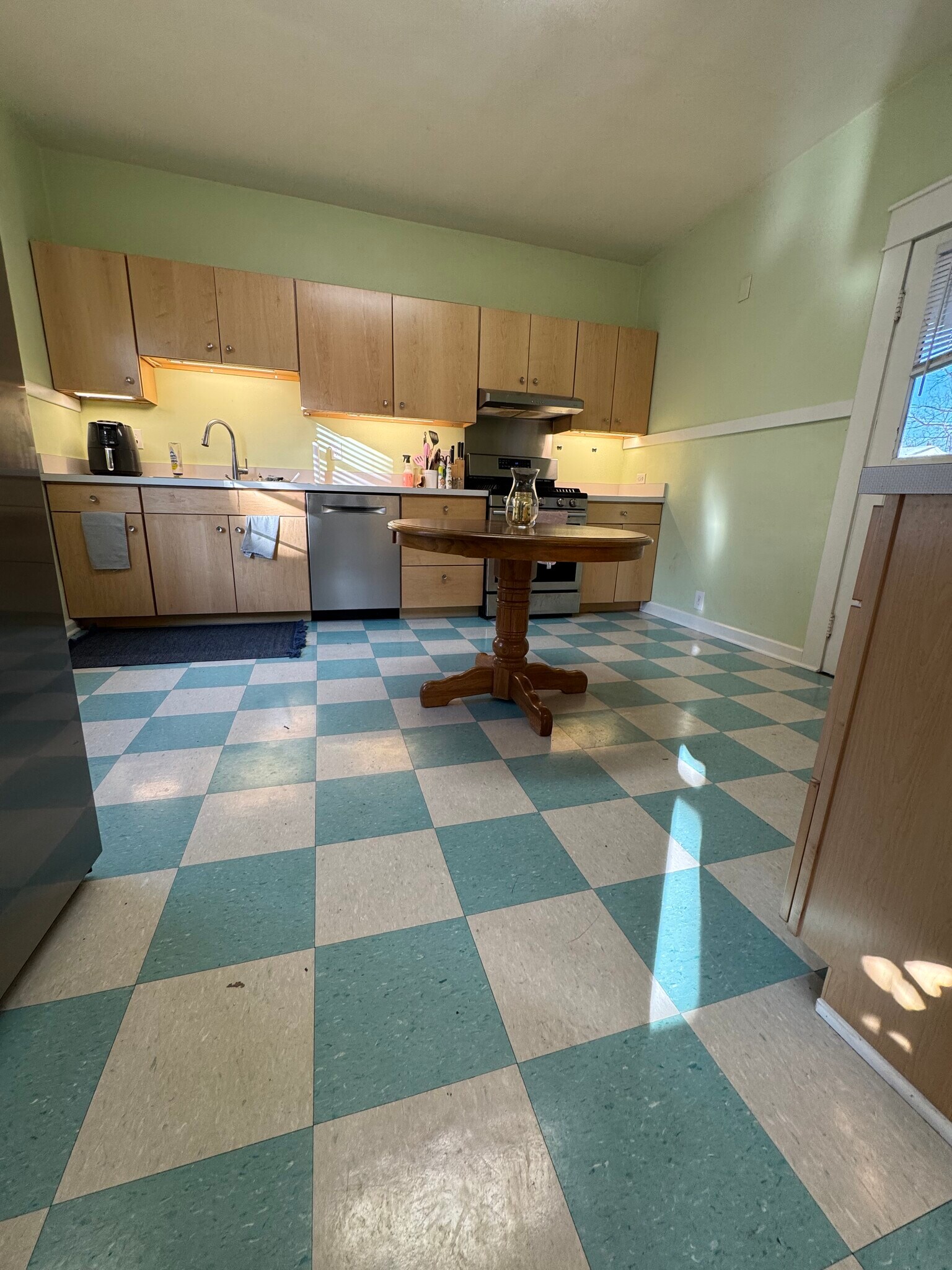 Building Photo - 409 E 1st St