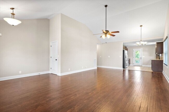 Building Photo - Pet Friendly Three Bedroom!