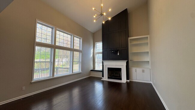 Building Photo - Beautiful and Spacious