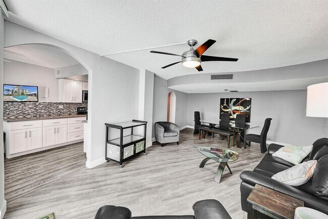 Building Photo - 100 Golden Isles Dr