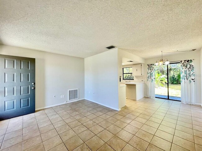 Building Photo - 2625 Narcissus Dr