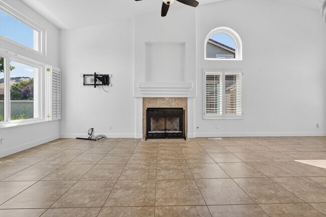 Building Photo - Toro Sunshine Expansive 4 Bed/ 3 Bath Home!