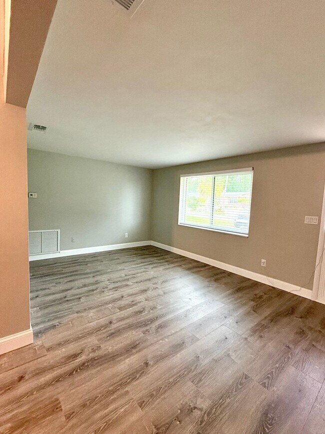 Building Photo - Fully Remodeled Beautiful Home with Bonus ...