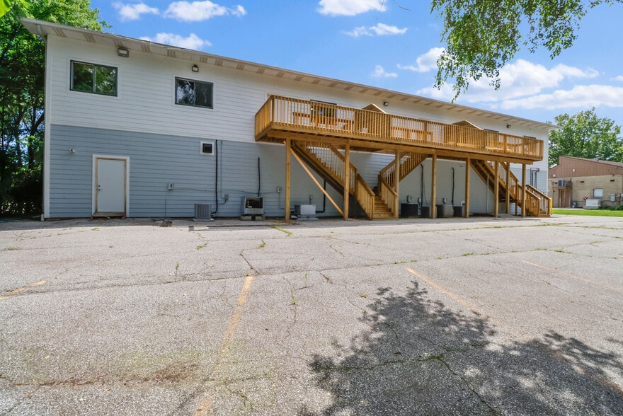 Entrances to apartments - 410 Pine Lake Ave