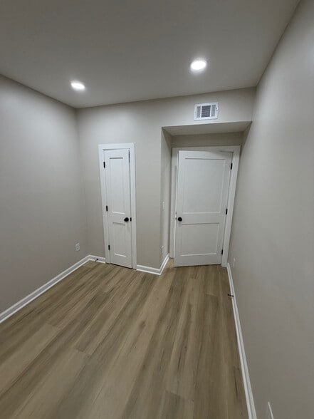 Building Photo - Room in Apartment on Comet Ives Ln