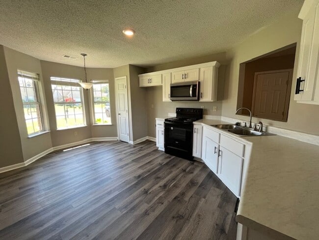 Building Photo - Completely Renovated 3 Bedroom 2 Bath Home...