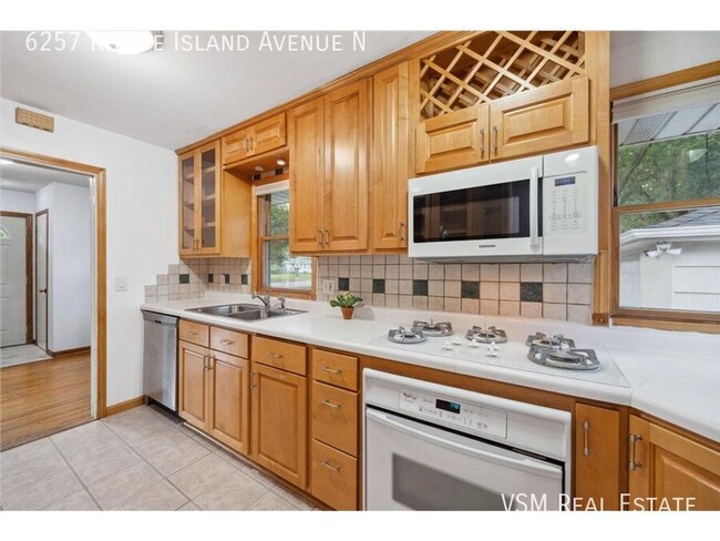 Building Photo - 50% Off February Rent! 4 Bed - 2 Bath Broo...