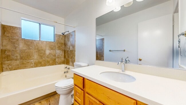 Building Photo - 4 Bedroom 2 Full Bathroom Single Family Ho...