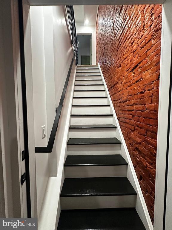 Building Photo - 1229 W Somerset St