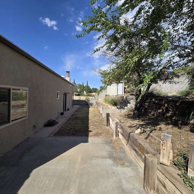 Building Photo - 1048 Monte Largo Dr NE