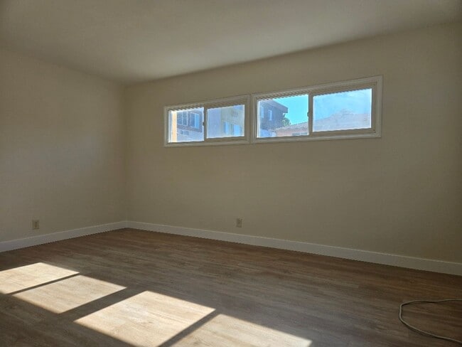 Building Photo - 1-Bedroom 1 bath unit in Van Nuys Zero deposit required at move in for qualified applicants throu...