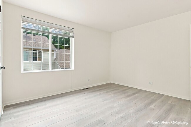 Building Photo - 259 W Whispering Oaks Ln