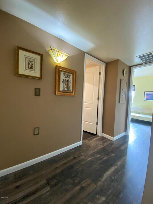 Building Photo - 808 E Cochise Dr