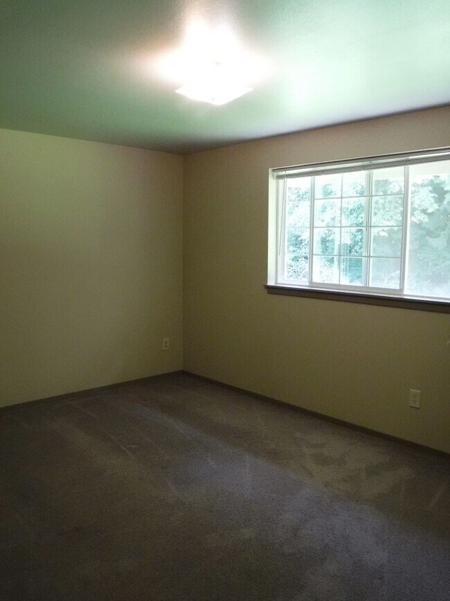 Building Photo - Just Reduced!! Two Bedroom, One Bath duplex in South Hill- One-Level Living on a Quiet Dead End S...